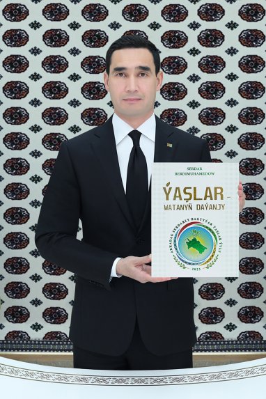Президент Туркменистана подарил Гурбангулы Бердымухамедову первый экземпляр своей книги