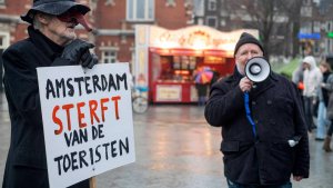 Amsterdam'da vatandaşlar, aşırı turizme karşı protesto düzenledi