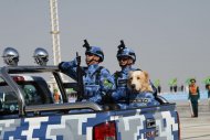 Военная техника проехала перед Государственной трибуной на параде в честь Дня независимости Туркменистана