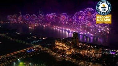Grandiose New Year's fireworks display in the UAE broke two world records at once