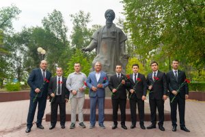 Turkmen Representatives Lay Flowers at Magtymguly Monument in Astrakhan