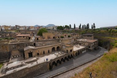 İtalya’da, MS 79 yılında Vezüv Yanardağı'nın patlamasıyla yok olan antik Herculaneum plajı restore edilerek ziyarete açıldı