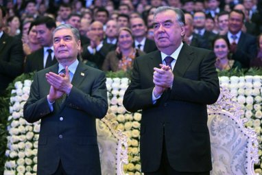 Turkmenistan donates gifts for children to Tajikistan