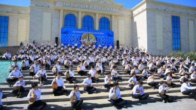 В Казахстане отметили День единства массовой игрой на домбре
