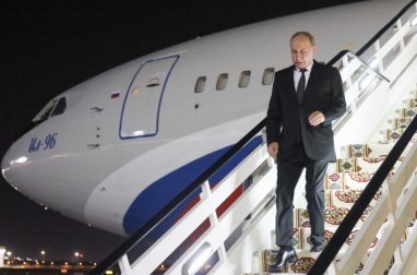 Putin arrives in Turkmenistan to attend international forum