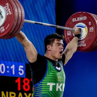 Turkmen weightlifter wins Olympic license for the Games in Paris