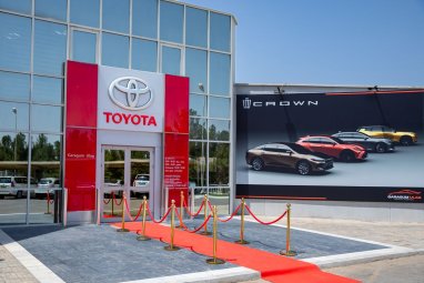 New cross-sedan Toyota Crown presented in Turkmenistan