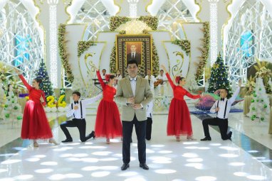 В Туркменабате состоялся новогодний концерт творческих коллективов специальной школы искусств