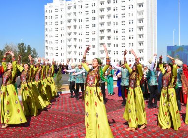 Fotoreportaž: Türkmenistanda köp çagaly maşgalalara täze jaýlaryň açarlary gowşuryldy