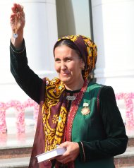 Фоторепортаж: Вручение многодетным семьям в дар от Президента Туркменистана ключей от новых квартир
