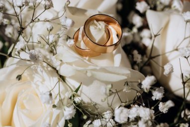 Wedding flutter: pros and cons of luxuriant and chamber wedding