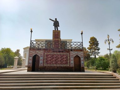 The monument to Lenin in Ashgabat is an amazing example of the architectural art of the past
