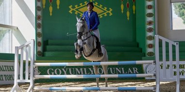 Türkmenistanyň atly sportunyň ýyldyzlary altyn medaly gazanmaga taýýar