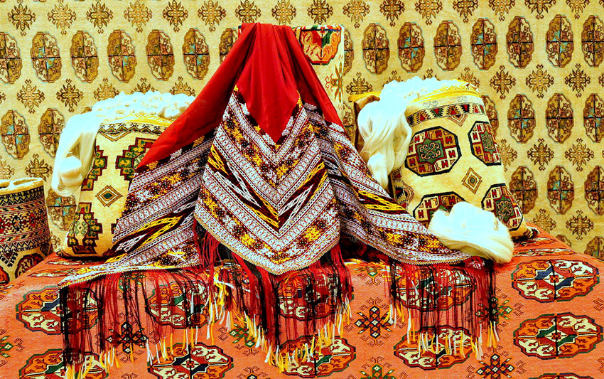 Туркмен халкам. Туркменские кетени. Туркменистан ковроткачество 19 век. Кетени Туркменская ткань. Туркменские ковровщицы.