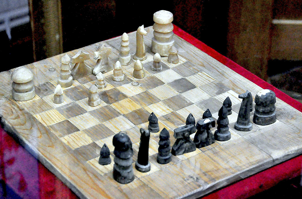 Шахматы в древности. Древние индийские шахматы чатуранга. Шатрандж шахматы. Шатрандж (древние индийские шахматы) фигуры. Персидский шатрандж шахматы.