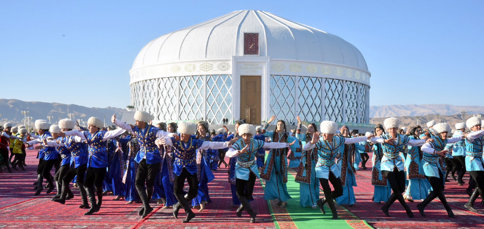 Буквы туркмена. Белая юрта Туркменабат. Белая юрта в Ашхабаде. Балканабад Туркменистан белая юрта. Кушдепди Туркмен.
