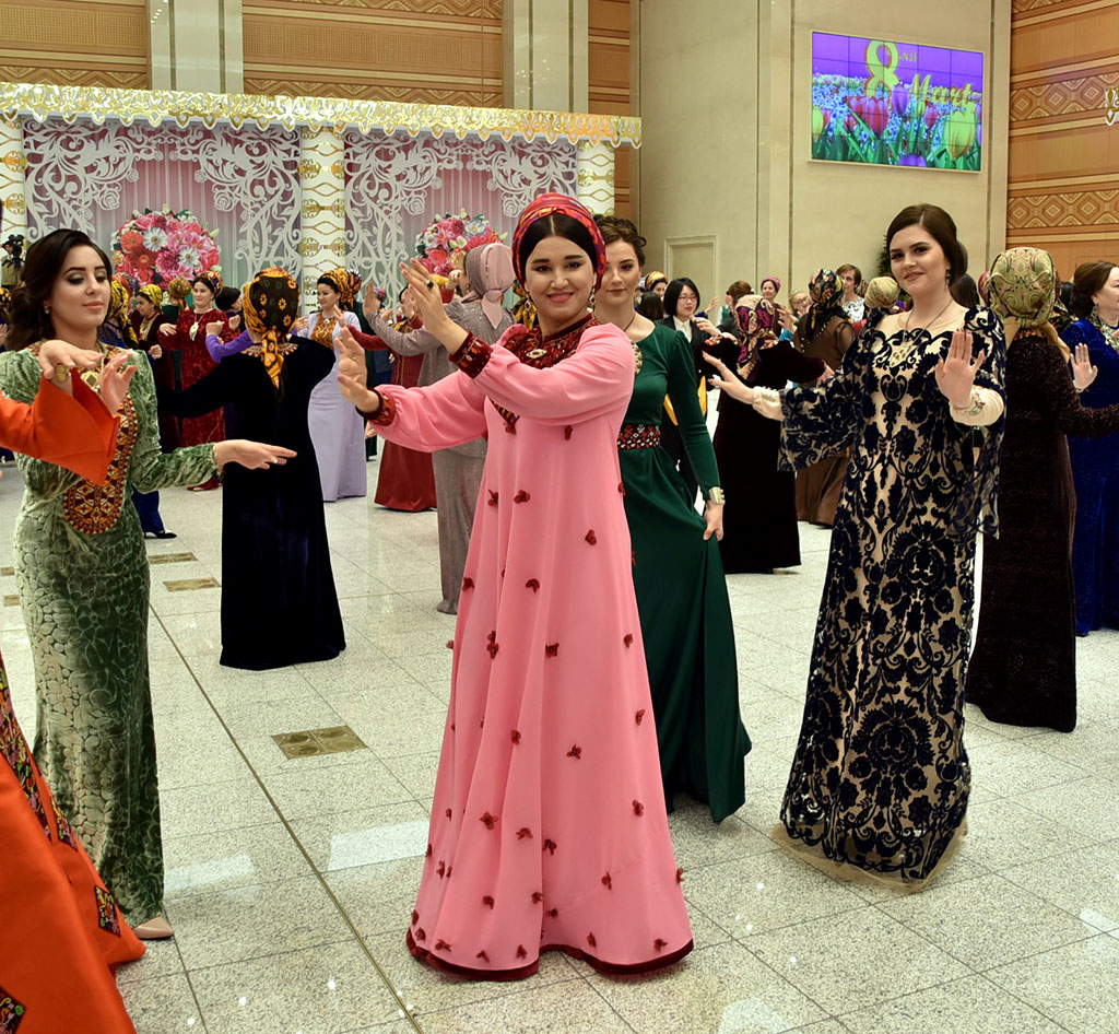 Agyz açylanda okalyan doga. Туркмен койнек. Turkmen Fashion платье 2023. Современные туркменские платья. Фасоны туркменских платьев.