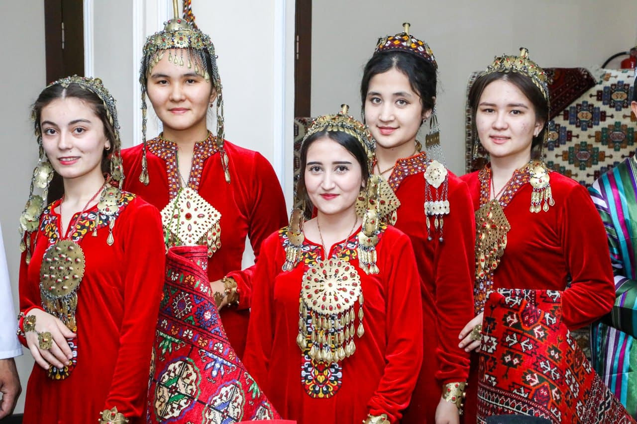 Туркмены и узбеки. Туркменский ансамбль. Туркменская Национальная одежда. Туркменские девушки красивые. Узбекские женщины.