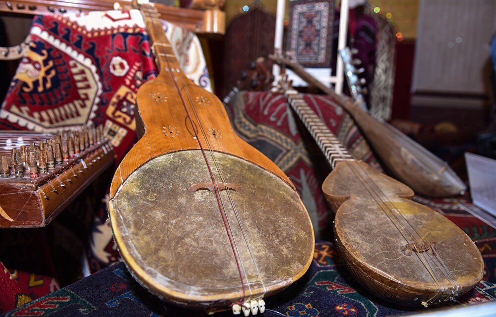 Таджикский инструмент. Рубаб музыкальный инструмент. Памирский рубаб. Таджикский музыкальный инструмент рубаб. Такжитскийрубаб музыкальный инструмент.
